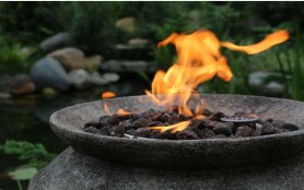 Chimenea de gas en el jardín o en la terraza - recipiente antiguo o barril (hormigón colado)