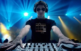 T-shirt dram elektronik dengan perkusi