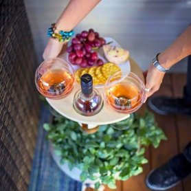 Mesa de picnic portátil de madera para vino y aperitivos (botellas y copas)