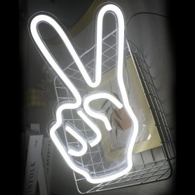 LED neonsko osvetljen logotip na steni - PEACE