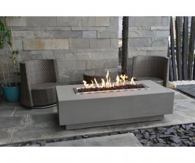 燃气壁炉 - 带桌子的室外火坑，用于由混凝土制成的花园或露台