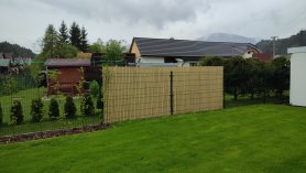 Plastfyld af mesh (hegn) og PVC-stive paneler - 3D-strimler til hegn - Imitation af træ