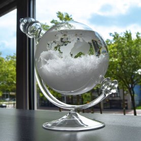 Globusa laika prognoze — vētras stikla meteoroloģiskā dekorācija