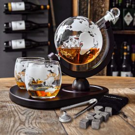 Viskija karafe un glāzes uz koka statīva — viskija kristāla globusa komplekts + 2 glāzes un 9 akmeņi