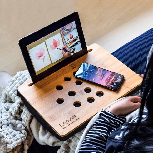 Monikäyttöinen puinen tablettimatto (iPad) tyynyllä