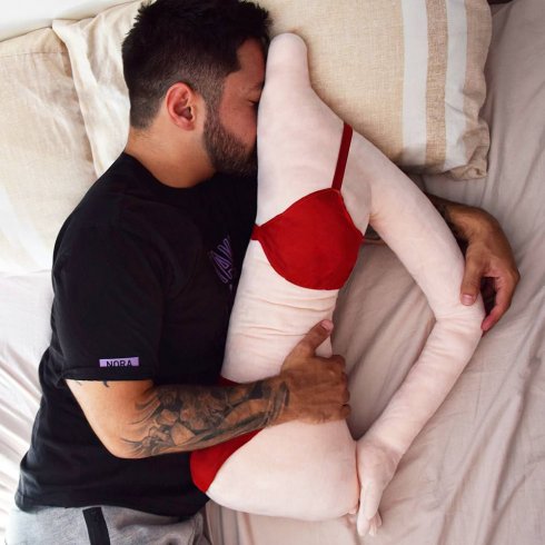 Girlfriend pagalvė – stumiama miego pagalvėlė vyrams moters su ranka formos (pusė kūno)