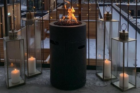 Tragbarer Luxus-Gaskamin - Lavazylinder auf der Terrasse aus Gussbeton