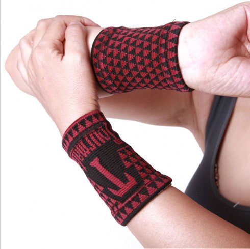 Heating wrist protection - thermal and magnetic pads