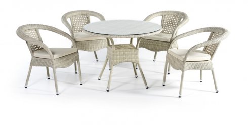 Sitzen im Garten – runder Tisch und Stühle – luxuriöse und stilvolle Rattanmöbel für 4 Personen