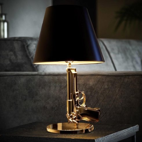 ガンランプ - ピストル ベレッタの形をしたゴールデン ラグジュアリー テーブル ランプ