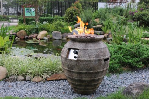 Gaskamin im Garten oder auf der Terrasse - antikes Gefäß oder Fass (Gussbeton)