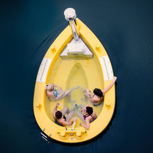 Banho quente em um barco - Hot Tug