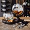 Whisky-kancsó és poharak fa állványon – Whiskey kristály Globe készlet + 2 pohár és 9 kő
