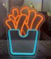 Papas fritas - Comida rápida - Logotipo iluminado con neón LED en la pared