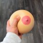 Antistresová lopta či loptička v tvare ženského prsa