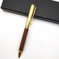 Skórzany długopis — luksusowy złoty długopis o ekskluzywnym wyglądzie ze skórzaną powierzchnią