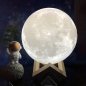 Noční lampa MOON (Měsíc) 3D - LED noční světlo s podstavcem a ovladačem 16 barev