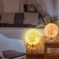 Noční lampa MOON (Měsíc) 3D - LED noční světlo s podstavcem a ovladačem 16 barev