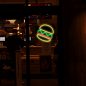 Reklāmas LED izgaismots neona logo pie sienas - BURGER