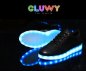 LED-glödande svarta sneakers - en mobilapplikation för att ändra färger
