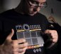 T-shirt dram elektronik dengan perkusi