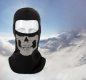 Čierna kukla s maskou vetru odolná - reflexný vzor SKULL (Lebka) biela