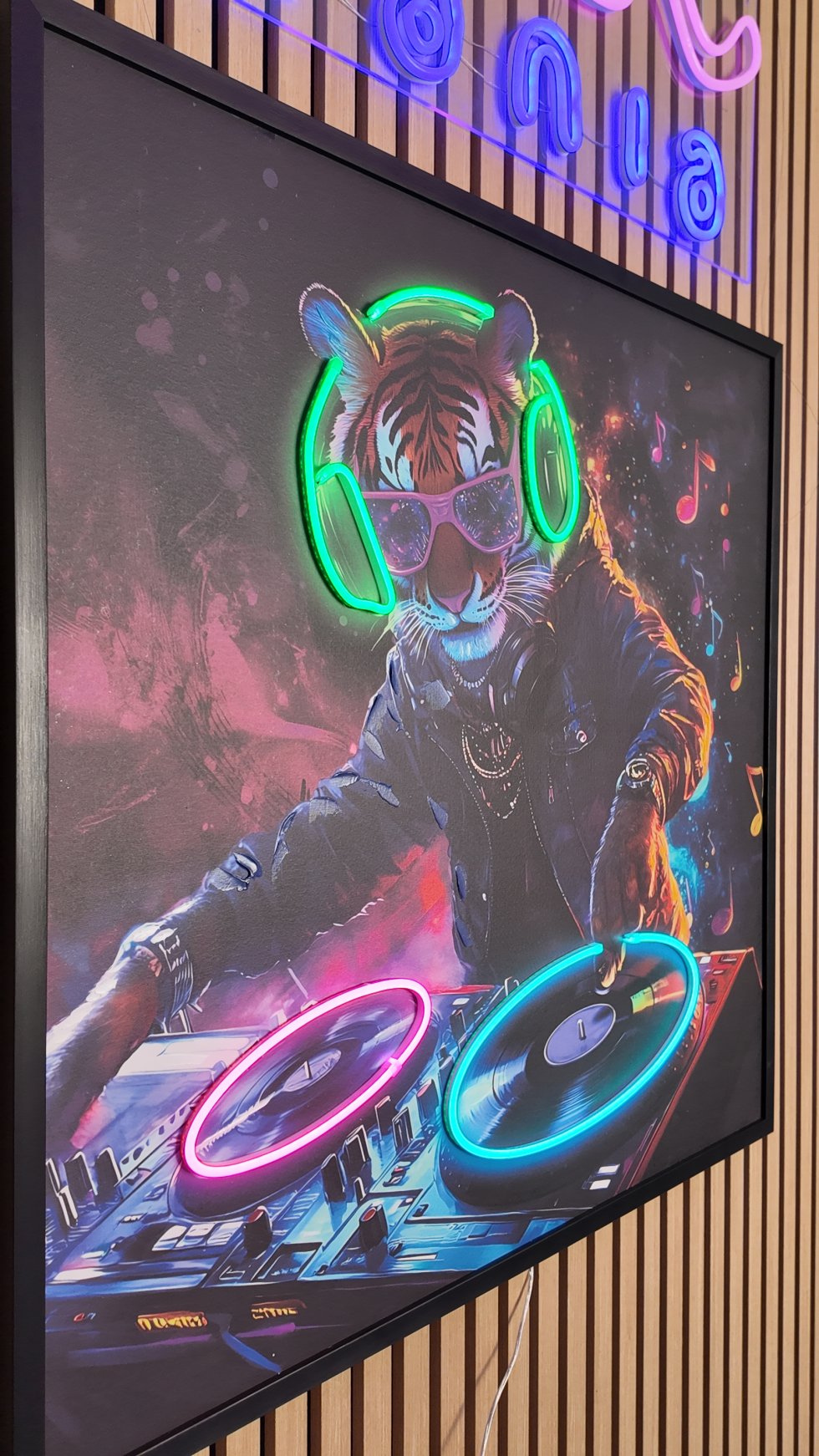 DJ Tiger – Modern Pop Art LED Wall Art Decor – 83 × 83 cm | Cool Mania