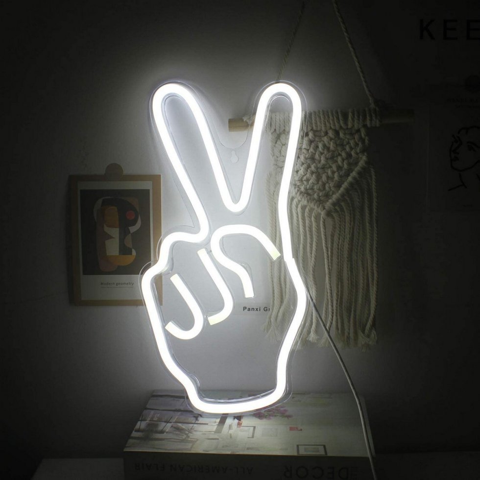 壁にLEDネオンで照らされたロゴ-PEACE Cool Mania